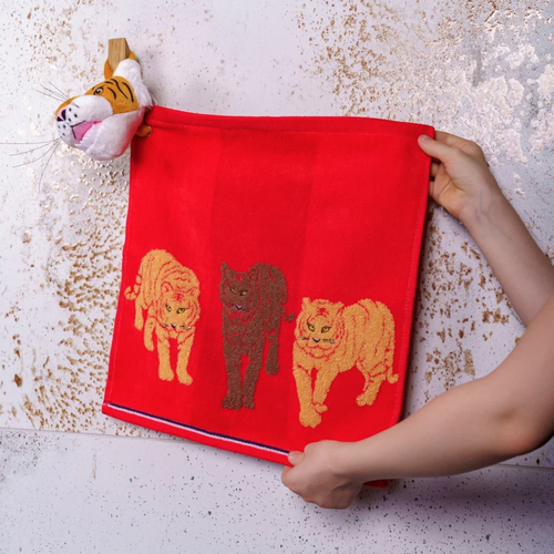Детское полотенце для рук и лица с игрушкой тигр красное