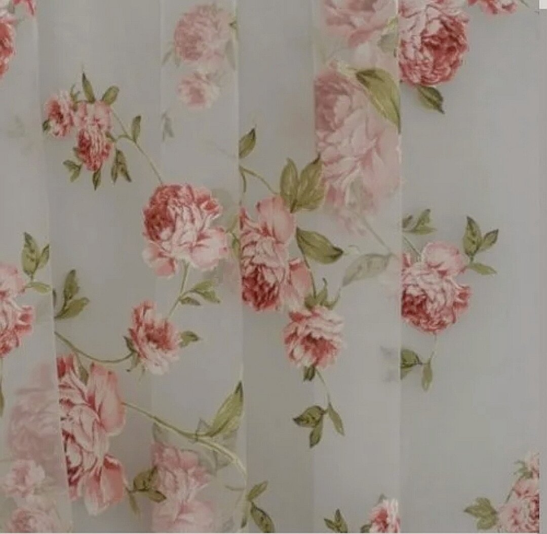 фото Полуорганза с цветочным рисунком на белом фоне выс.250см. шир.150см. Для кухни, спальни, гостиной, детской, столовой.
