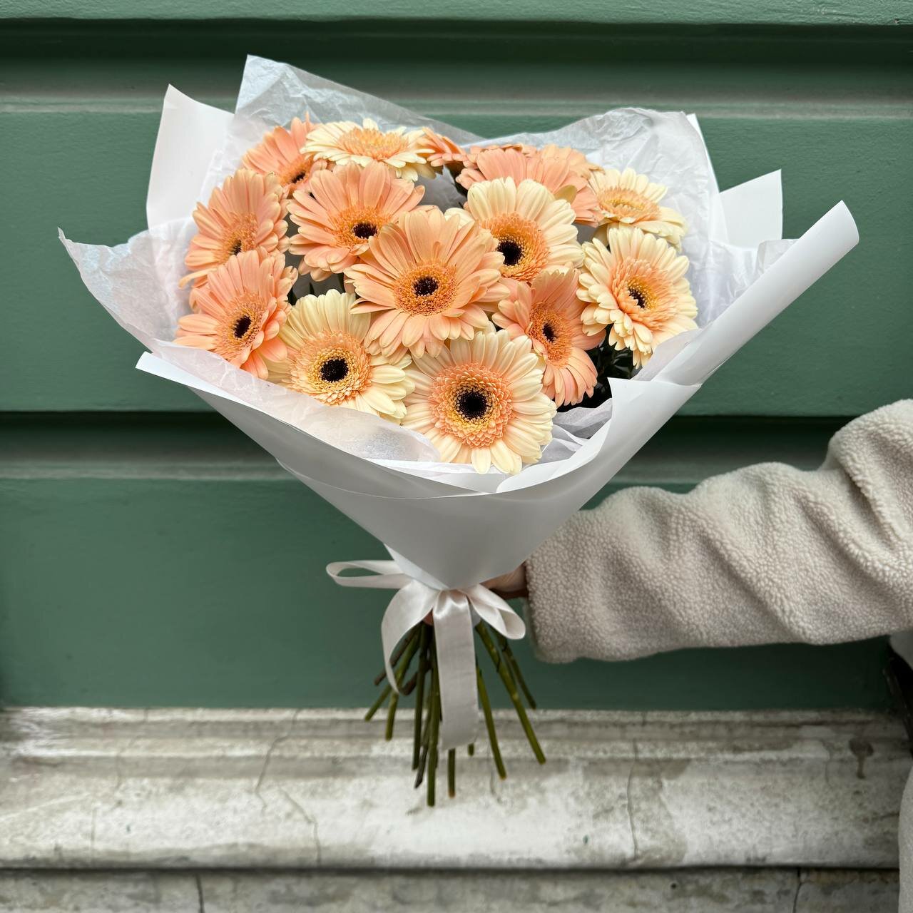 Букет из 15 персиковых гербер мини (моно 102)\ букет живых цветов — фото 1