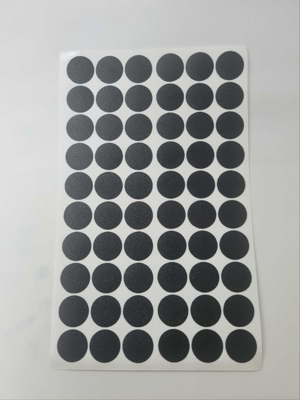 Самоклеящаяся заглушка для мебели цвет Чёрный D 18мм на 1 листе 60 шт.