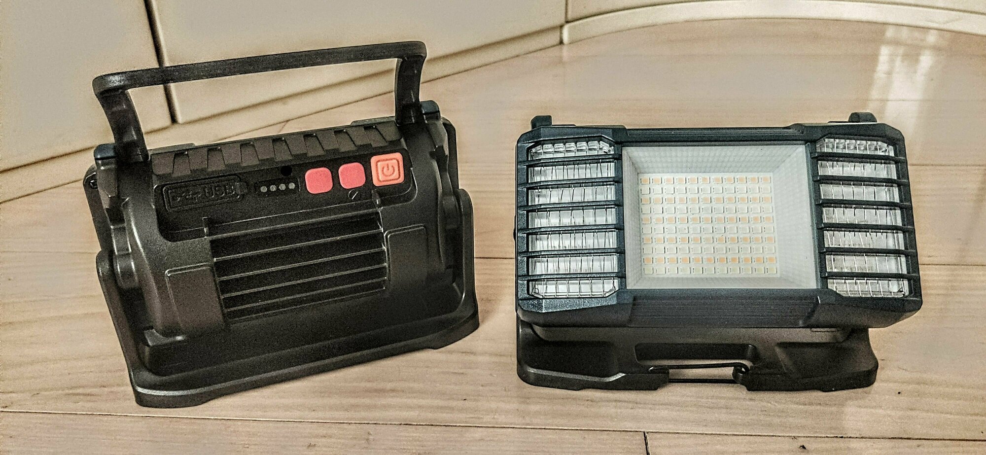 Кемпинговый фонарь 2500 Lm. Прожектор с антимоскитной лампой. Ярко светит, ловит комаров, заряжает смартфон