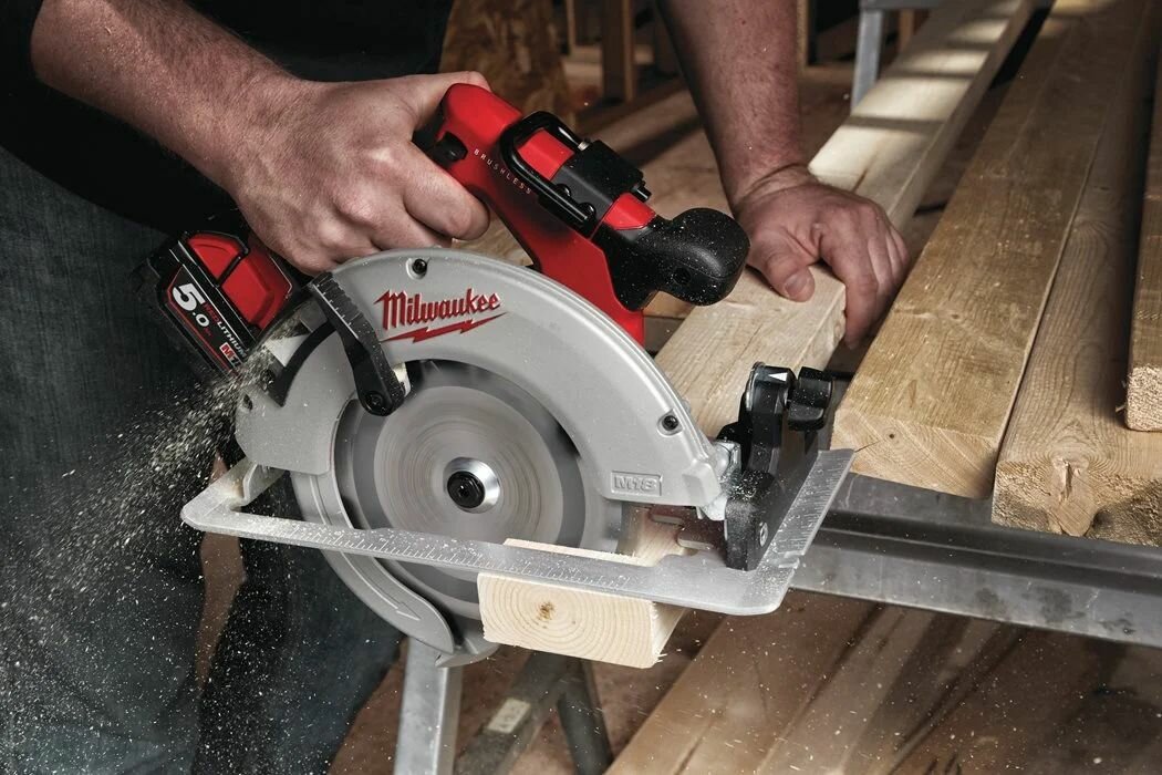 Пила дисковая аккумуляторная Milwaukee M18 BLCS66-502X - фото №4