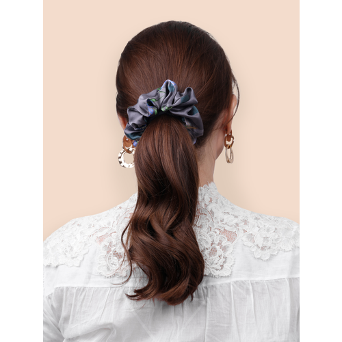 Широкая шелковая резинка для волос Первоцвет в графитно-сером цвете от Mollen