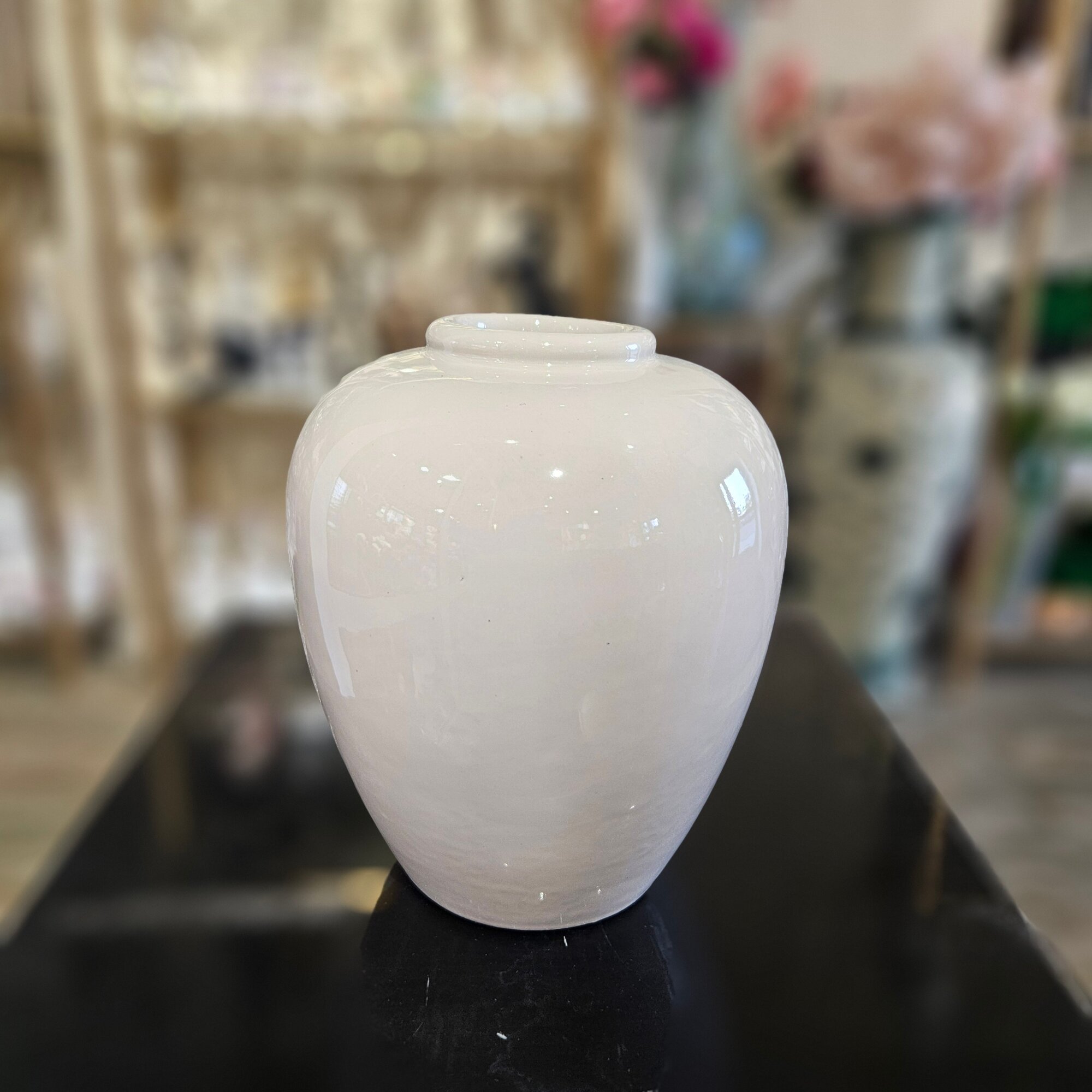 Стильная красивая ваза 