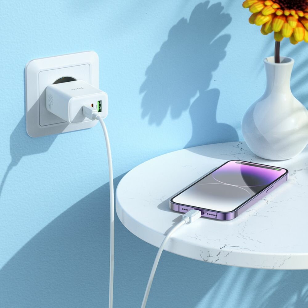 СЗУ HOCO C126A Pure 1xUSB, 2xUSB-C, 3А, PD40W, QC3.0, GaN (белый) — фото 1