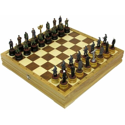 Шахматы исторические с раскрашенными фигурами из цинка Великая Отечественная Война