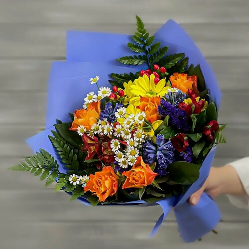 Изображение товара Букет из живых цветов роз, хризантем и гиацинтов