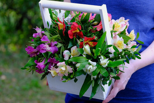 Изображение товара Композиция из 7 альстромерии в деревянном ящике, с зеленью фисташки, высота 30см