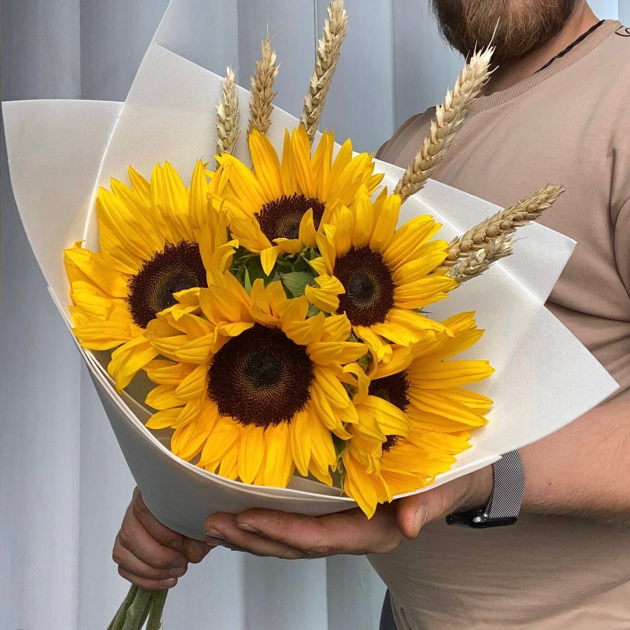 Букет живых подсолнухов 5шт с пшеницей (сухоцвет) Ver Flowers