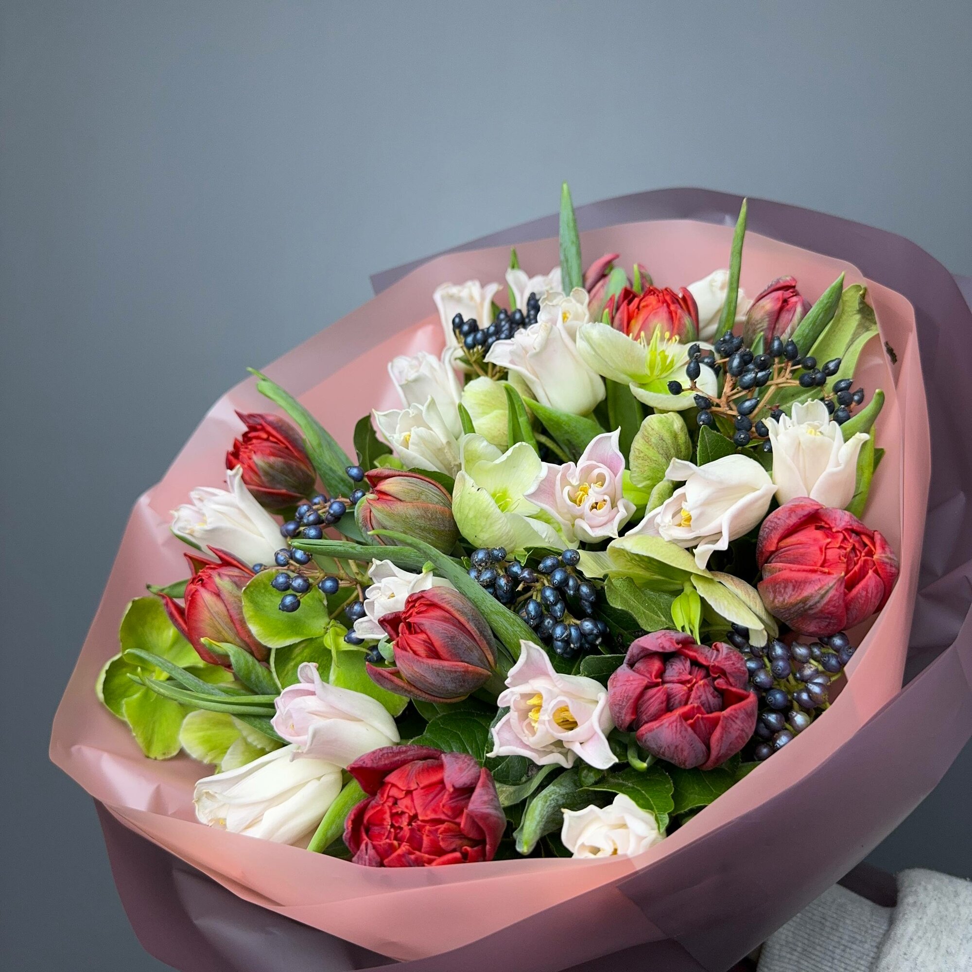 FRESH FLORA Букет «Весеннее пробуждение» – 25 тюльпанов с хелиборусом и калиной с доставкой в день заказа