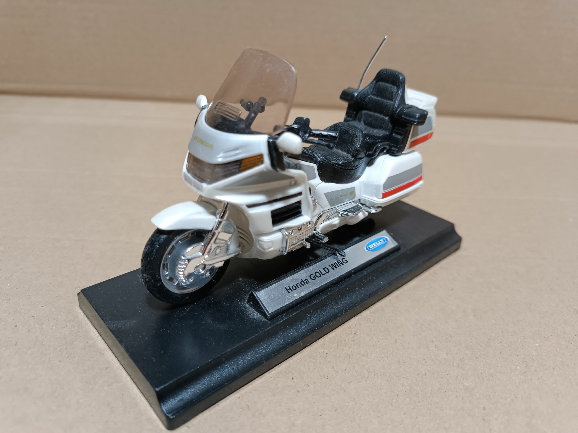 Мотоцикл HONDA Gold Wing, масштабная модель 1:18, без упаковки