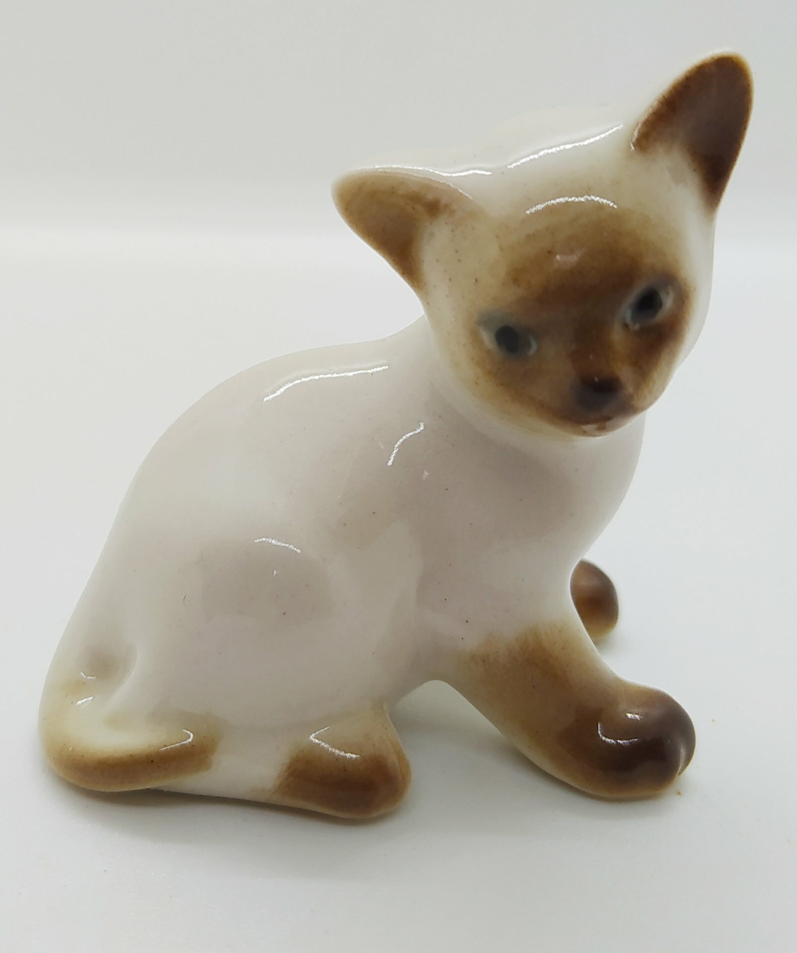фото Статуэтка "Котенок Парамоша сиамский", скульптор А. П. Трофимова, фарфор, роспись