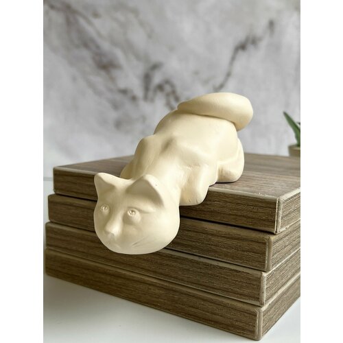 Статуэтка кот нырок на полку. Гипс. Цвет слоновая кость