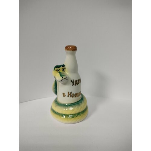 Фарфоровая фигурка змеи символа 2025 года с бутылкой Авторская работа Россия 1200₽