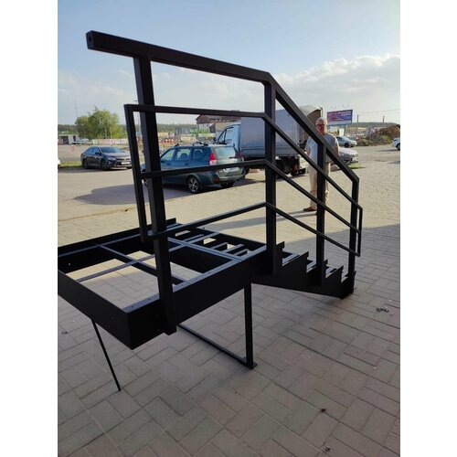 Лестница крыльцо 7 ступеней с площадкой без ДПК ограждение слева 72540₽