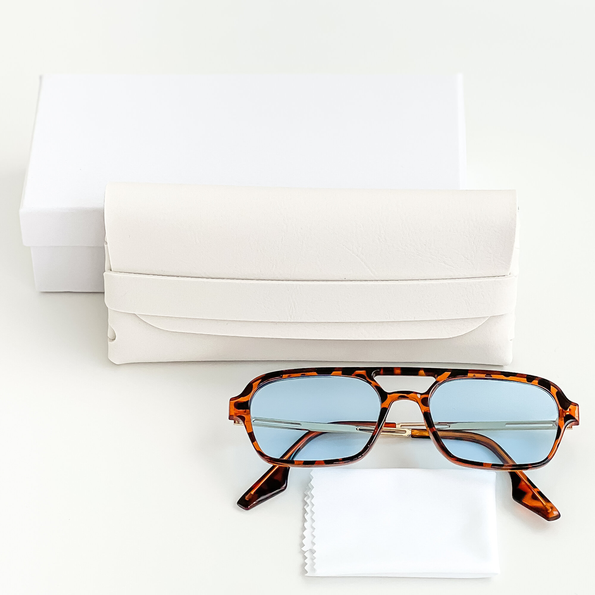 фото Очки солнцезащитные в стиле Old money blue