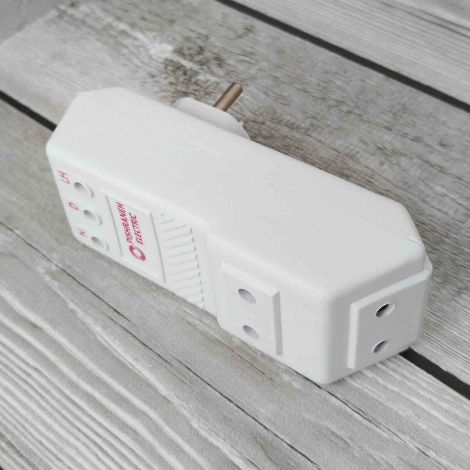 Реле напряжения в розетку — фото 1