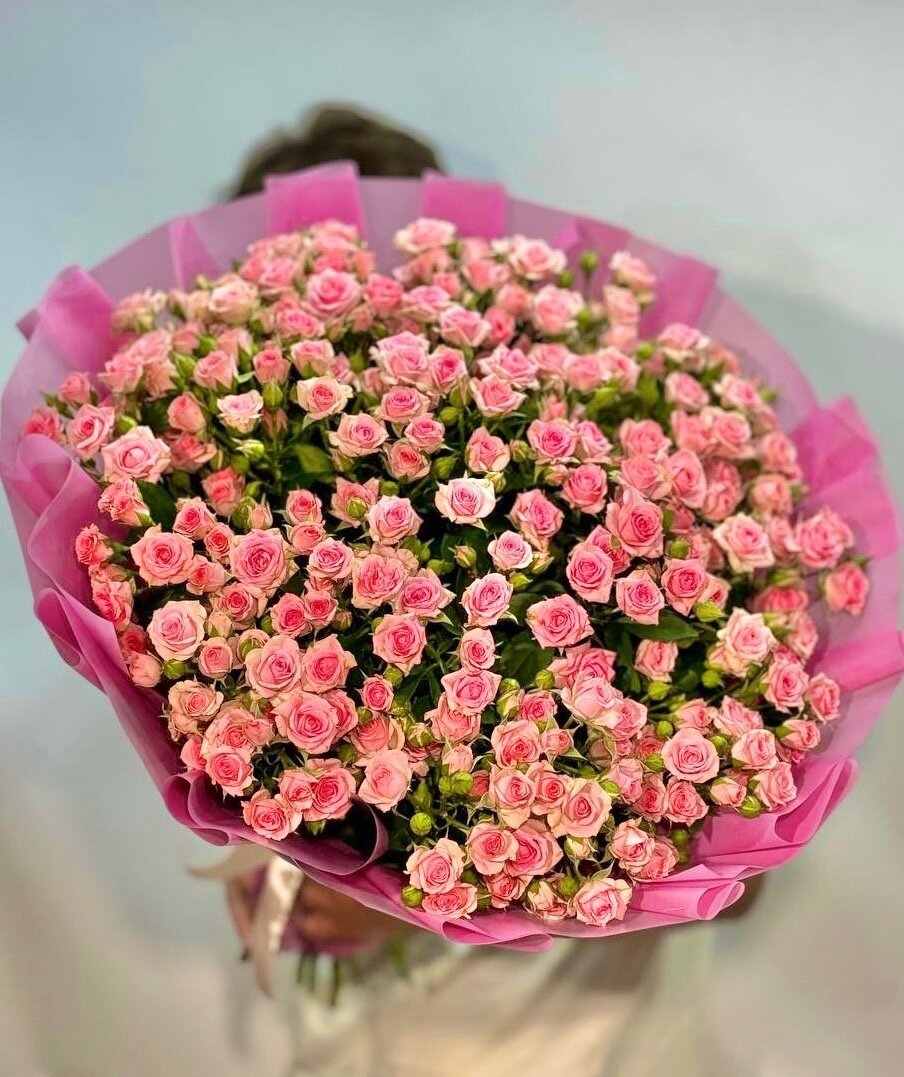 Красивый букет цветов из малиновых кустовых роз сорта Одилия 41 шт.