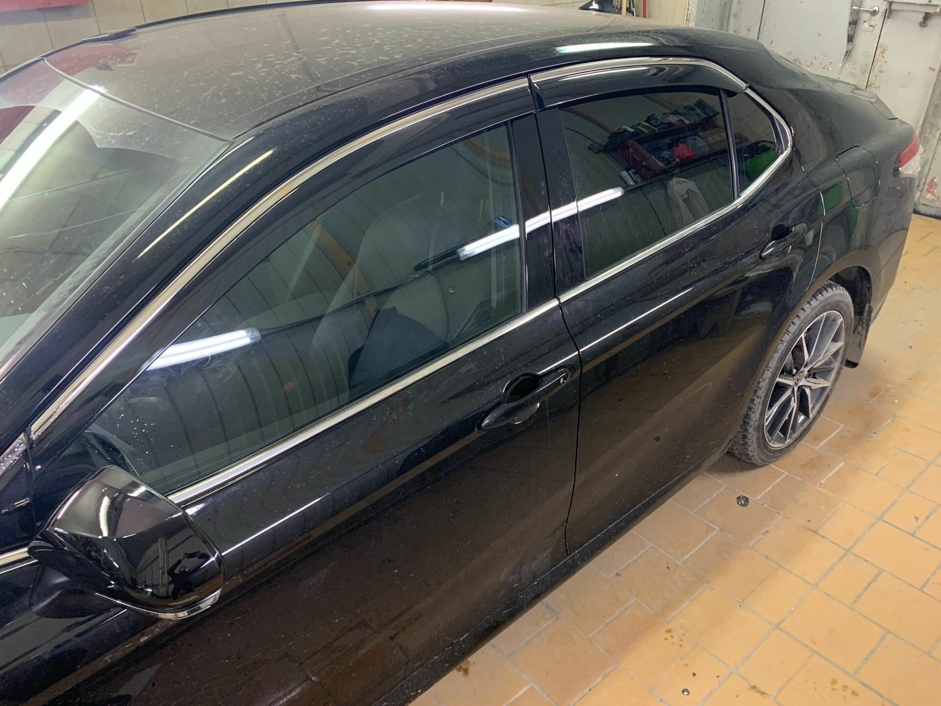 Дефлекторы боковых окон с нержавеющим молдингом Toyota Camry V70 с 2017-2023 — фото 1