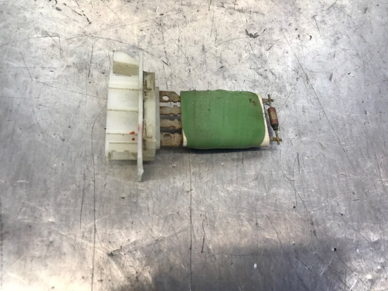 Замена дополнительного резистора отопителя - Renault Logan (1G), 1,4 л, 2006 год