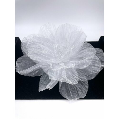 Брошь, белый