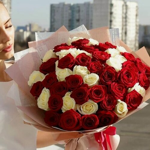 Изображение товара Монобукет Букет Маркет "Красные белые розы", роза, 51 цветок, 50см
