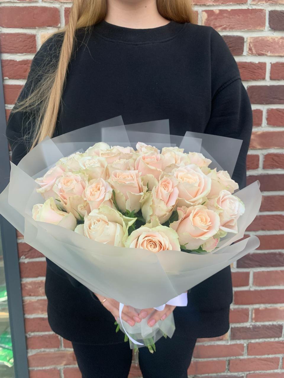Монобукет из 25 кремовых роз высота 35см "Цветочная лавка" для разных поводов