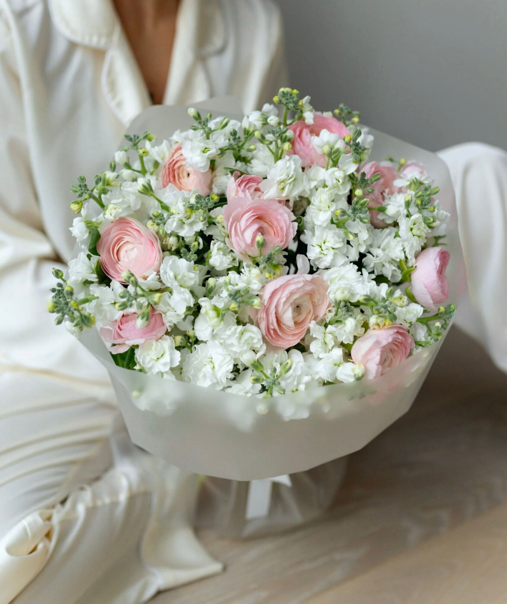 Букет розовые ранункулюсы и белая маттиола