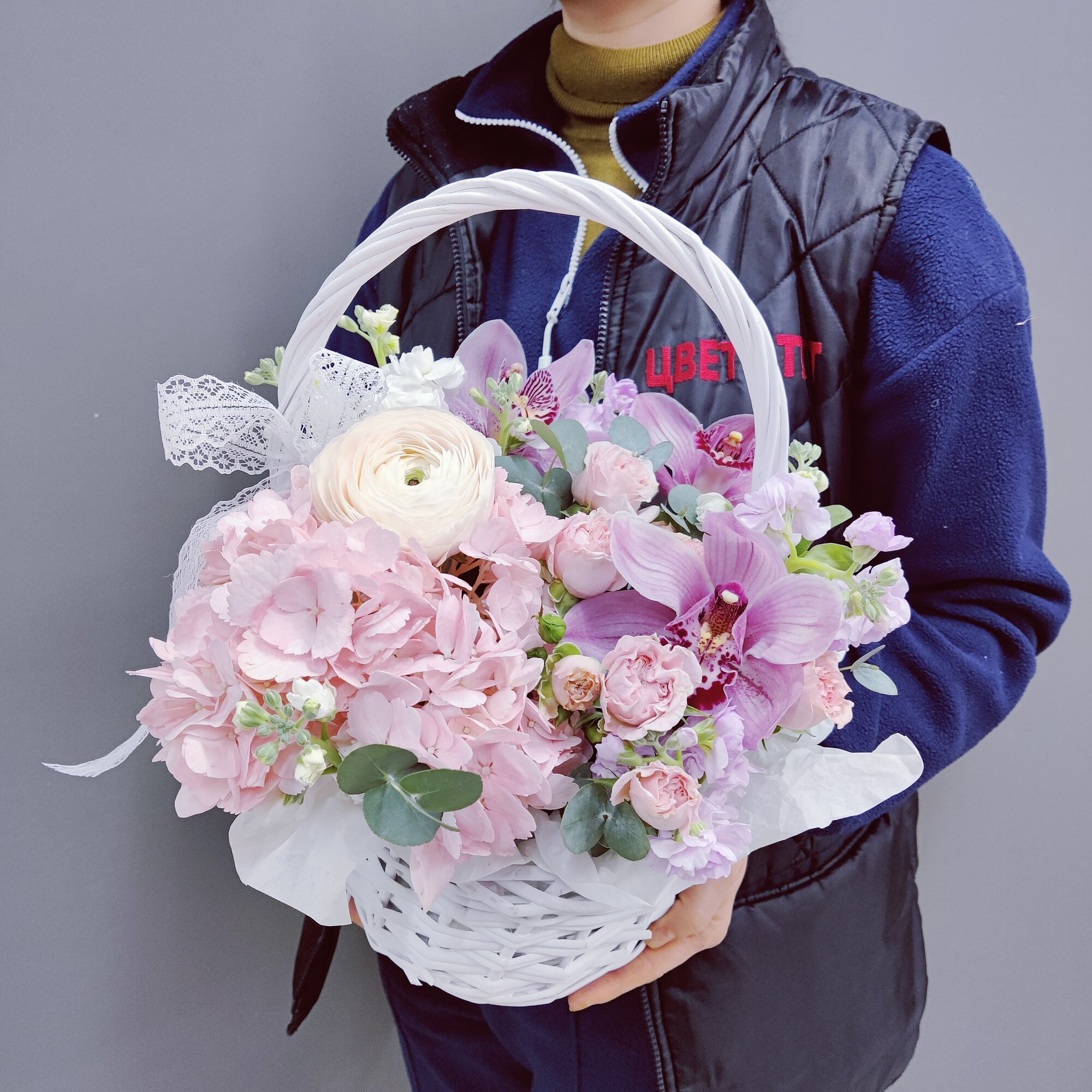 Корзиночка с премиальными цветами ранункулюс гортензия орхидея роза 9 цв Цветочный Лес