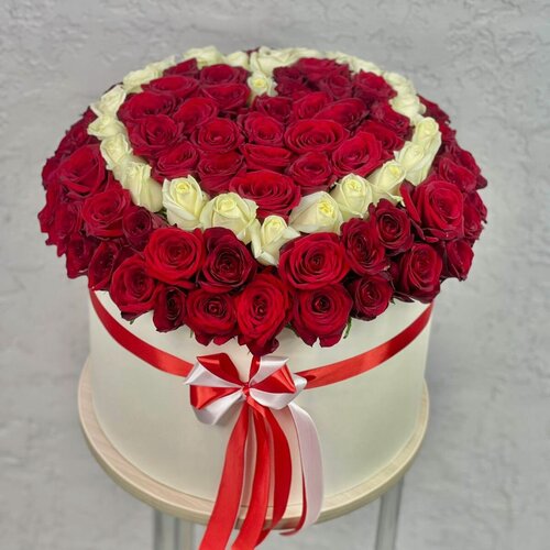 Изображение товара Коробка из 101 розы Rybe-flowers "Сердце", красная и белая, подарок учителю/бабушке/коллеге/любимой