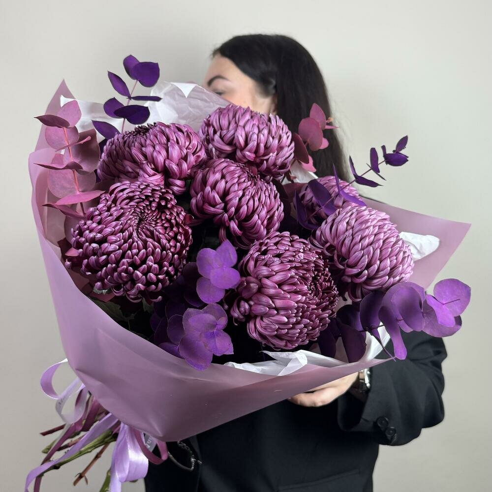 Монобукет Madam Polina "Be Good" с хризантемами сорта Бигуди и эвкалиптом 50 см