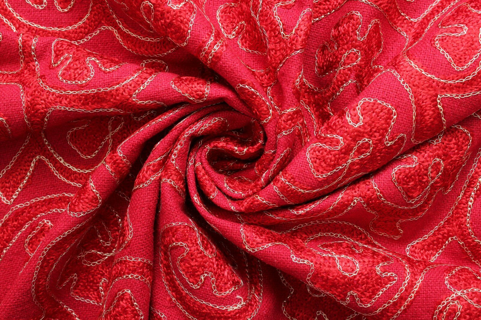 Ткань Шелк красный с контурной золотистой вышивкой Givenchy, ш135см, 0,5 м