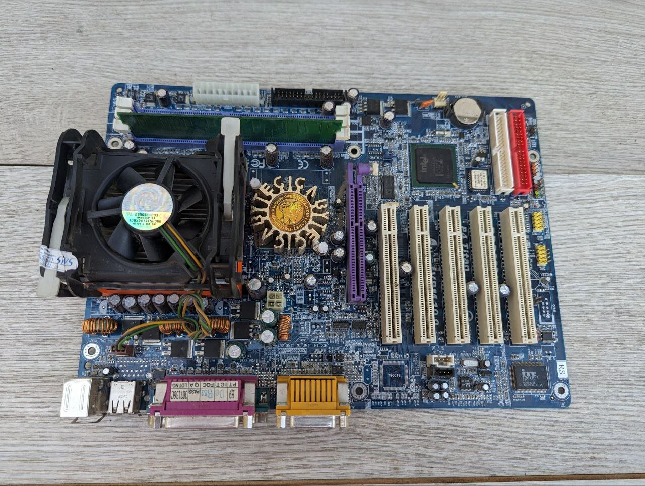 Комплект материнская плата GIGABYTE GA-8PE800 Rev 1.1 + процессор Celeron +DDR 512 mb + кулер (лимитированная серия)