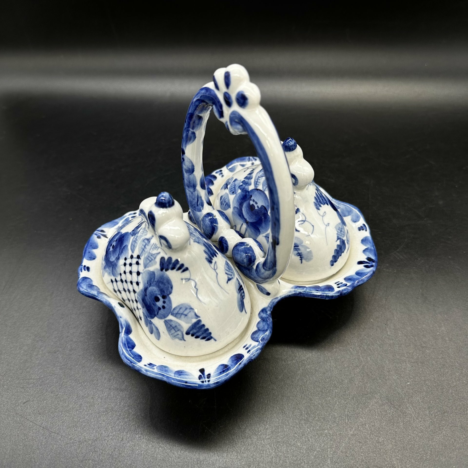 фото Менажница (икорница) с цветочным декором, фарфор, роспись, Объединение «Гжель»