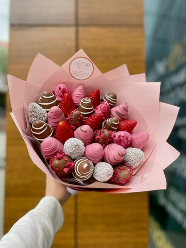 Изображение товара Букет с клубникой в розовом и молочном шоколаде, кокос, малина, 600 г, Berry mood, розовая упаковка