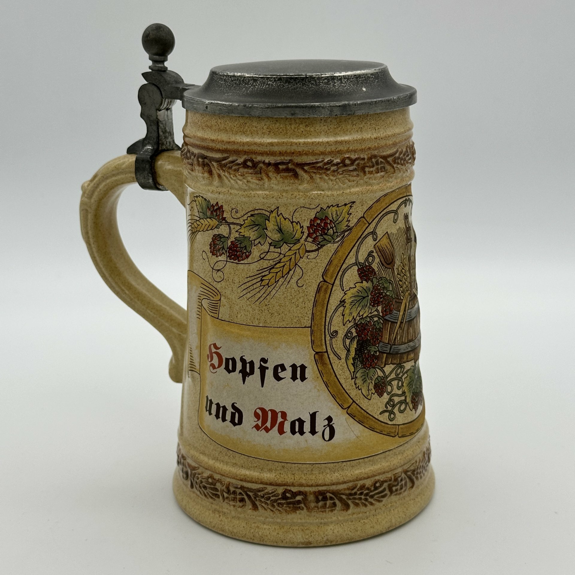 Кружка пивная с изображением атрибутов пивоварения и надписью на немецком языке : "Хмель и солод
