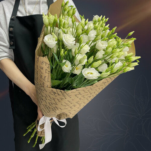 Изображение товара Классический букет из 9 белых лизиантусов в крафте с атласной лентой от 2name Flowers