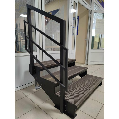 Лестница-крыльцо 3 ступени с ступенями ДПК, ограждения слева.