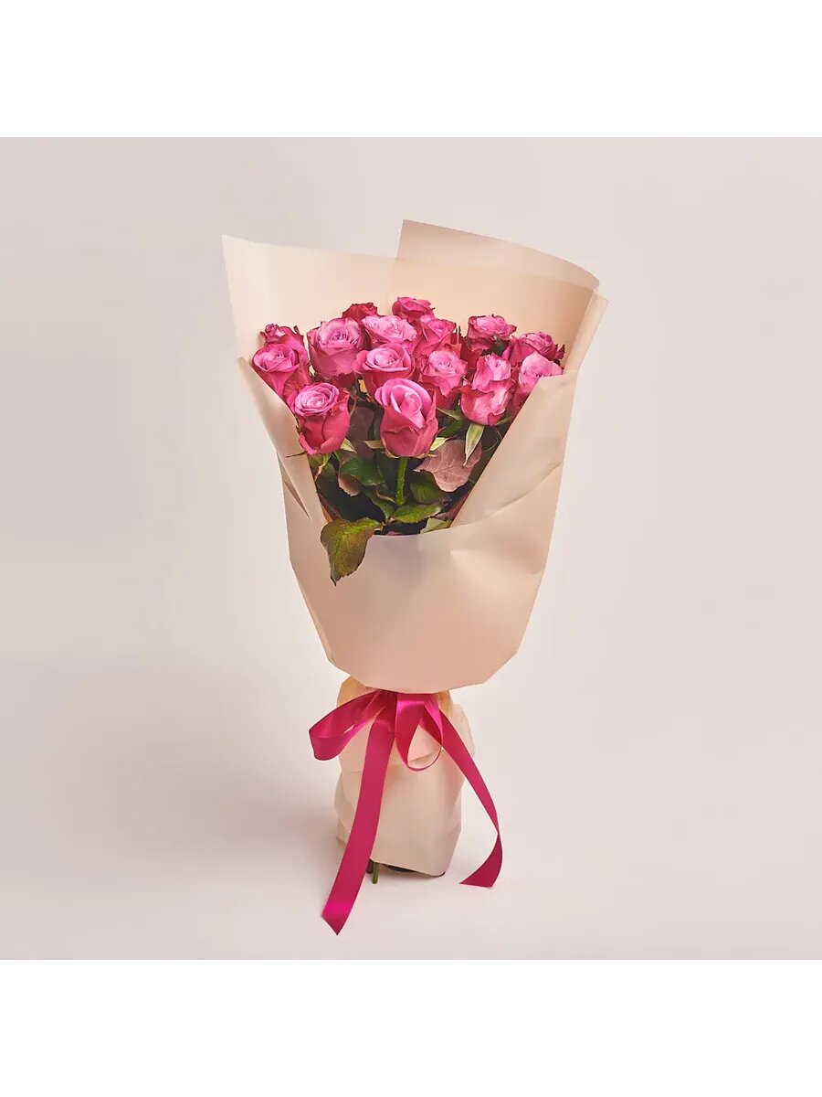 Букет из 15 розовых роз в бежевой пленке с лентой от АзалияНау