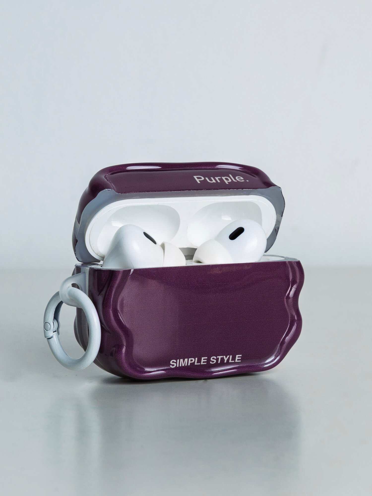 Чехол силиконовый на airpods 3 c карабином пурпурного цвета.