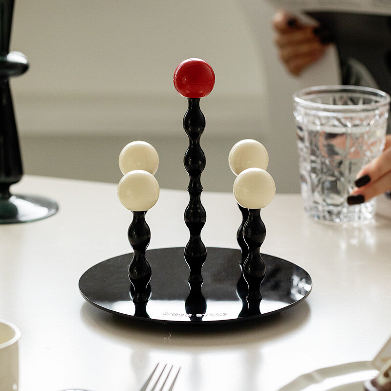 Вращающийся держатель для сливных чашек, вмещающий четыре чашки