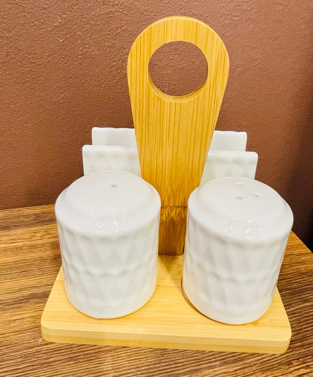 Набор для специй на деревянной подставка, с салфетницей, цвет белый