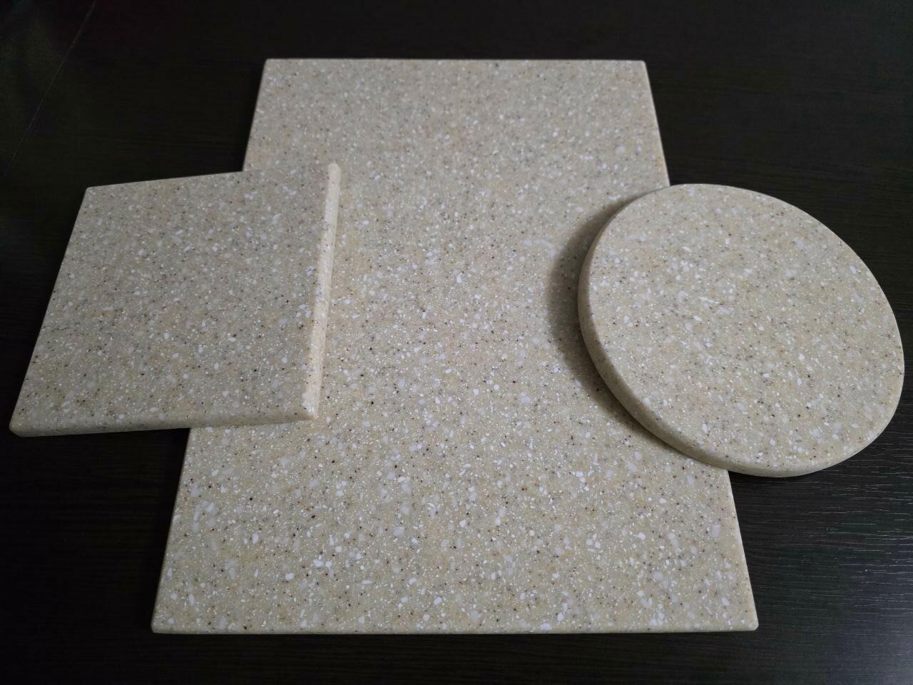 Комплект из 1 прямоугольной разделочной доски и 1 квадратной и 1 круглой подставок под горячее из искусственного акрилового камня, бежевый цвет с мелкими вкраплениями белого и коричневого цвета, без ножек