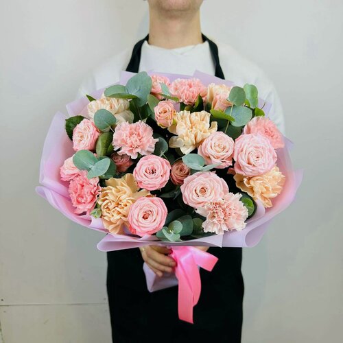 Изображение товара Сборный букет из пионовидных роз и диантусов. Rybe-flowers.