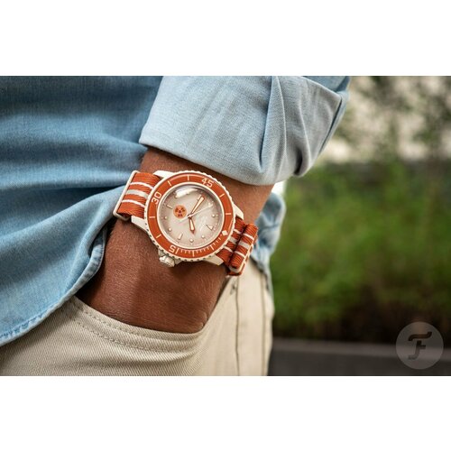 фото Наручные часы swatch, красный
