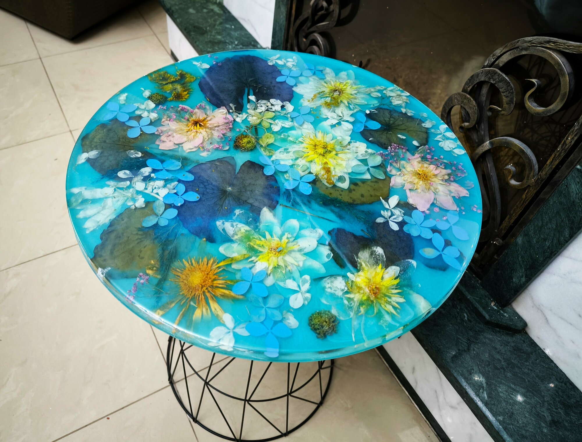 Кофейный столик с натуральными цветами