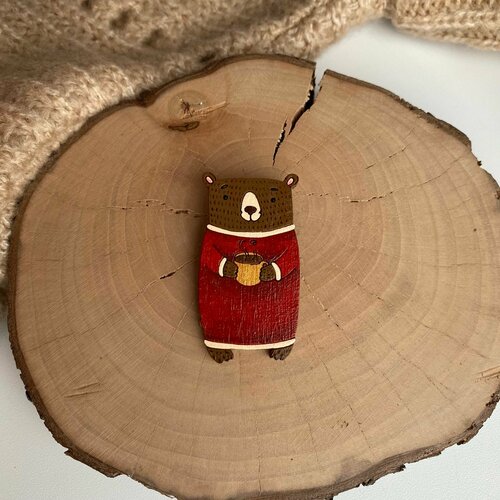 Брошь Создашева Анна Брошь авторская Медведь / Деревянный значок Мишка в свитере с кружкой, красный