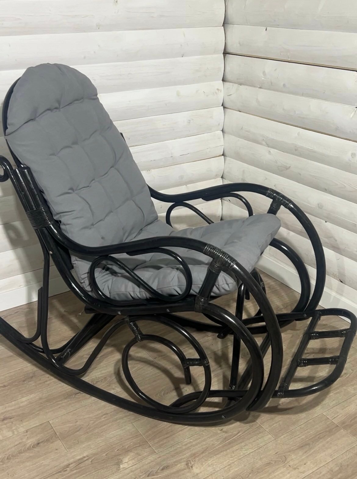 Кресло-качалка из натурального ротанга разборное с подушкой светло-серой цвет венге