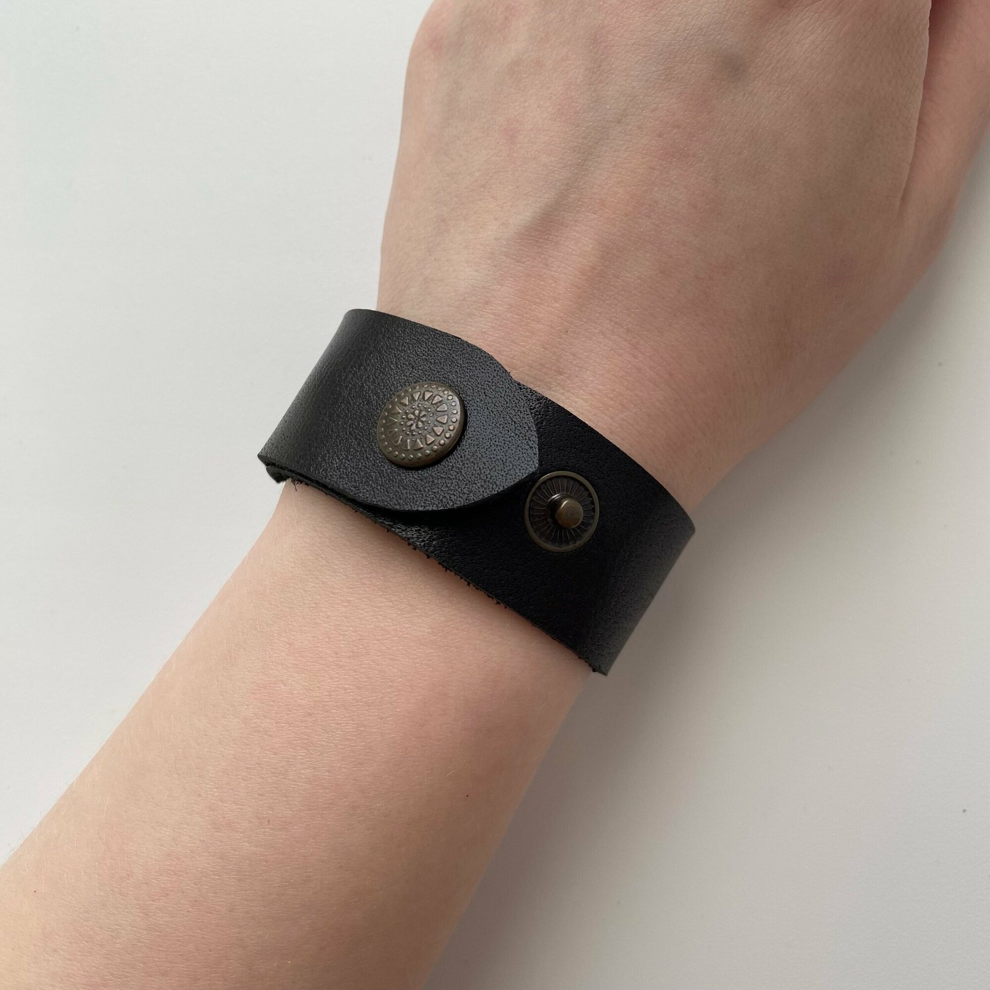 фото Кожаный глянцевый браслет с заклепками / Кожаный темно-сливовый плетеный браслет