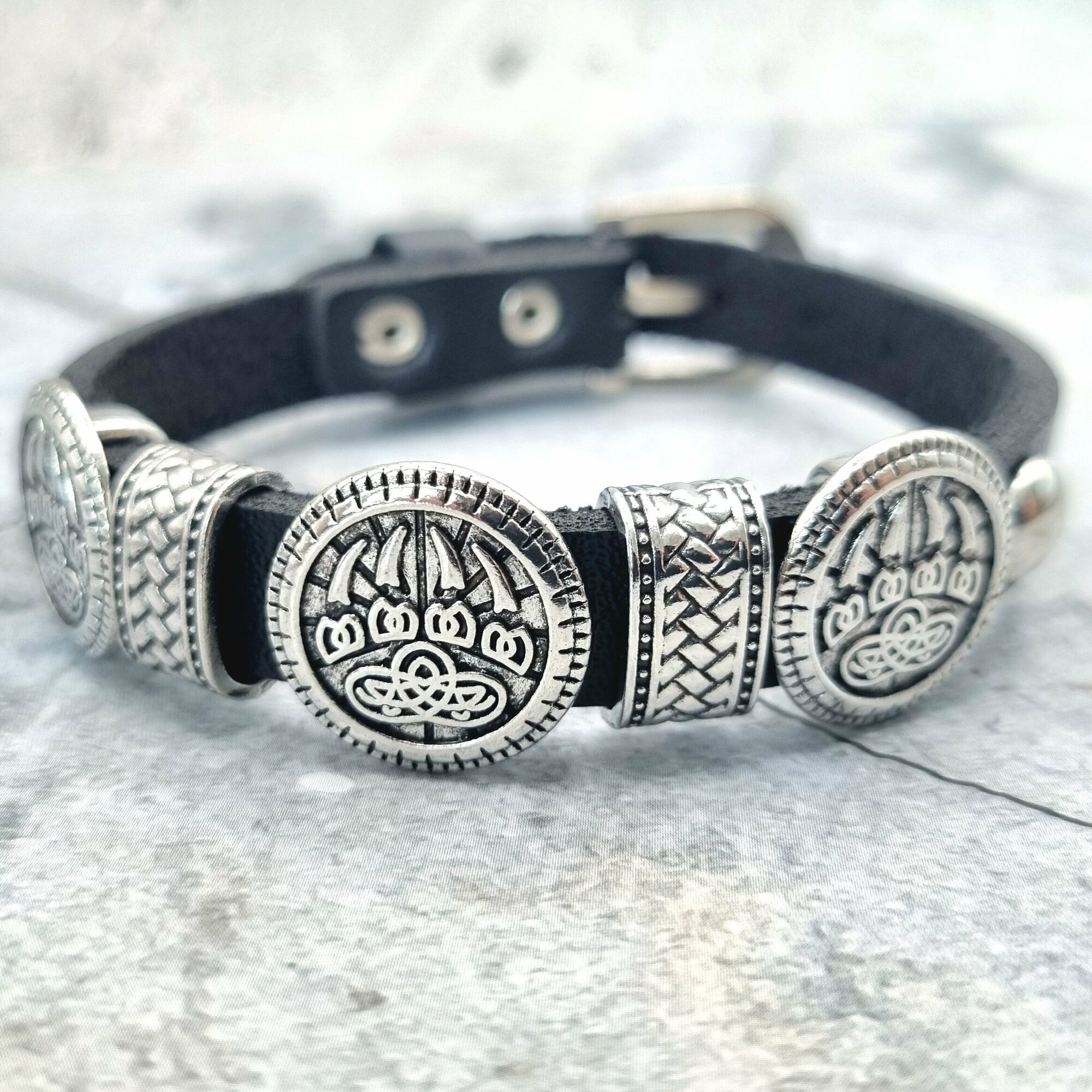 Славянский оберег, плетеный браслет Браслет универсальный безразмерный, кожаный, бижутерия, украшение на руку, металл